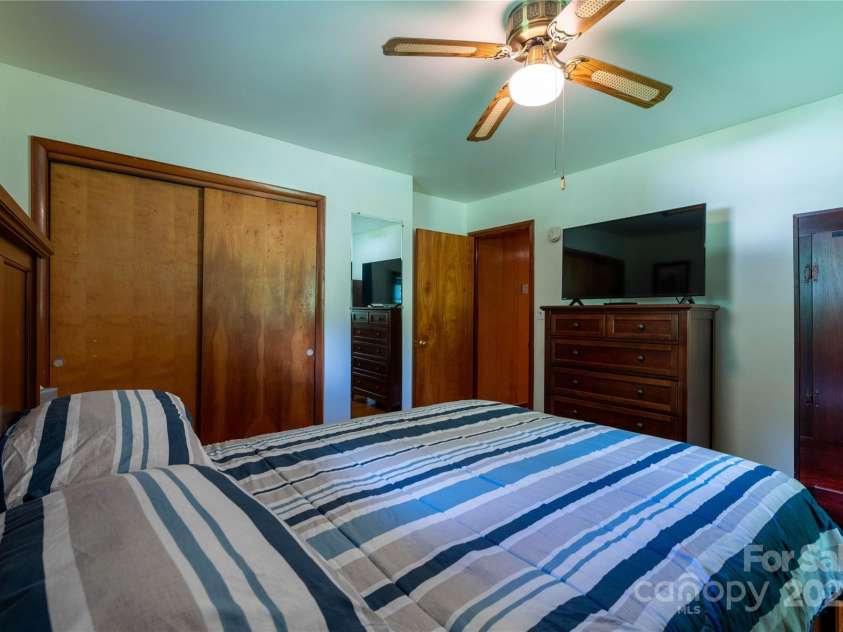 40 Double Island Road, Burnsville, NC 28714.  MLS# CAR4282479, YatesRealty ID 28496. 