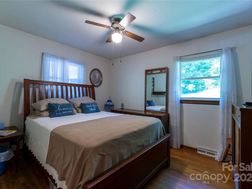 40 Double Island Road, Burnsville, NC 28714.  MLS# CAR4282479, YatesRealty ID 28496. 