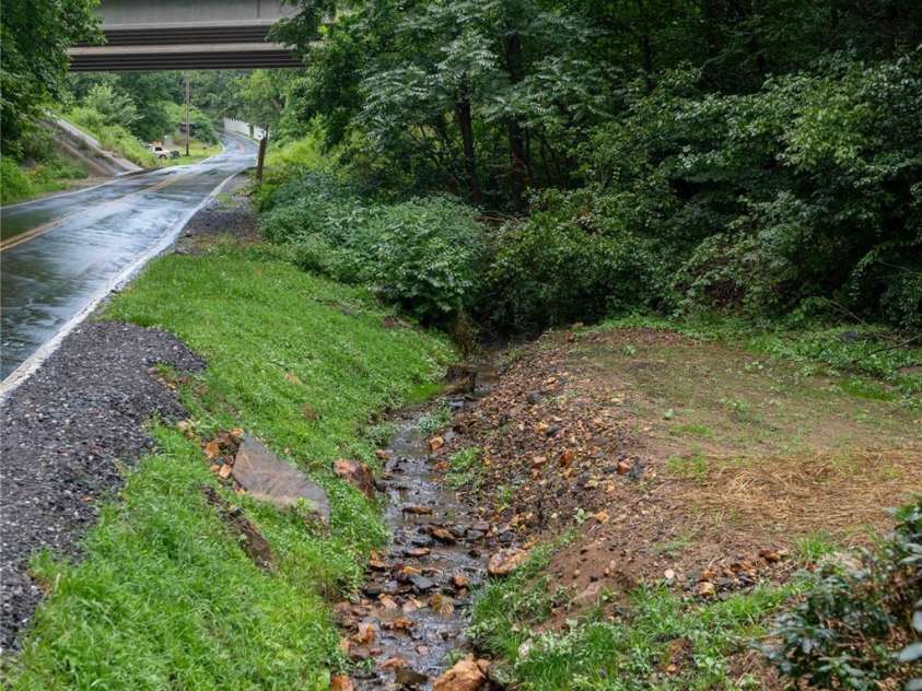 40 Double Island Road, Burnsville, NC 28714.  MLS# CAR4282479, YatesRealty ID 28496. 