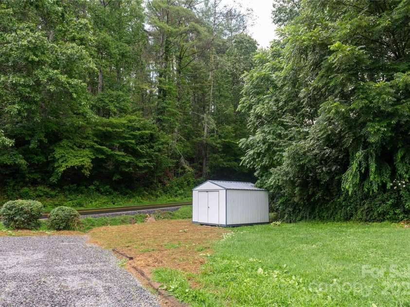 40 Double Island Road, Burnsville, NC 28714.  MLS# CAR4282479, YatesRealty ID 28496. 