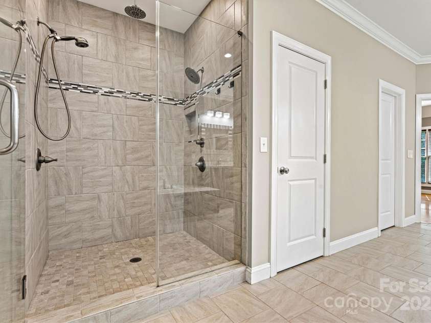 3450 4th Street Boulevard, Hickory, NC 28601.  MLS# CAR4279849, YatesRealty ID 28497. 