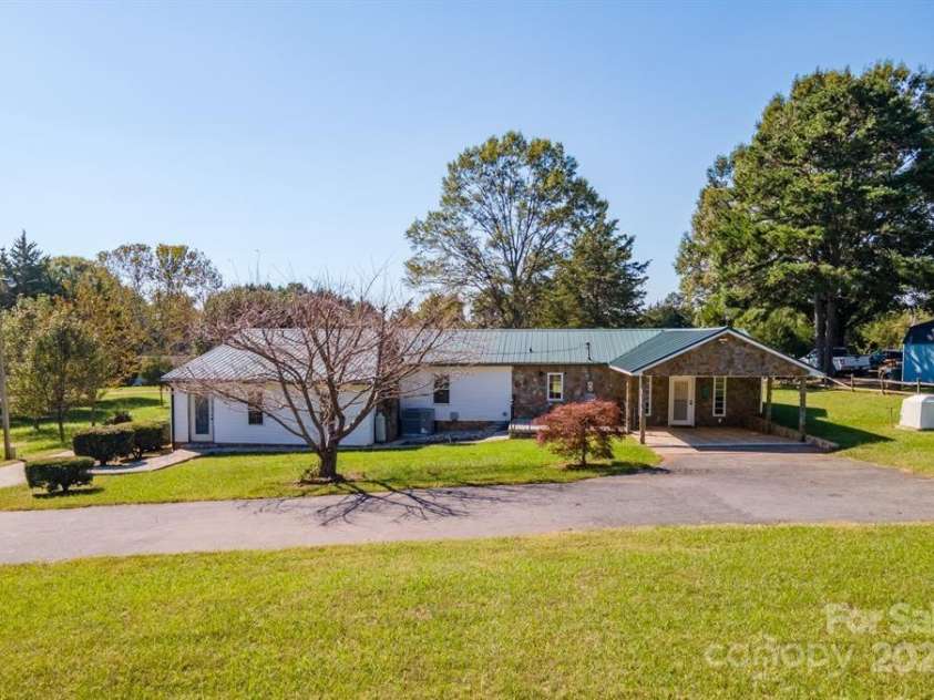 2274 Deerfield Drive, Maiden, NC 28650.  MLS# CAR4285188, YatesRealty ID 28498. 