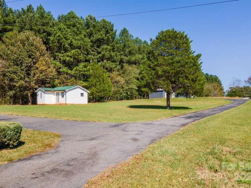 2274 Deerfield Drive, Maiden, NC 28650.  MLS# CAR4285188, YatesRealty ID 28498. 
