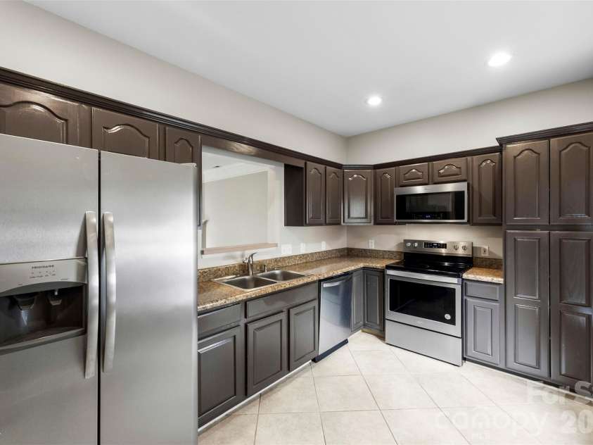6953 Misty Pine Lane, Charlotte, NC 28217.  MLS# CAR4384306, YatesRealty ID 28499. Kitchen