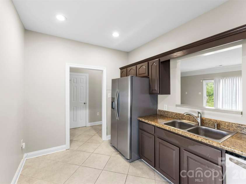 6953 Misty Pine Lane, Charlotte, NC 28217.  MLS# CAR4384306, YatesRealty ID 28499. Kitchen