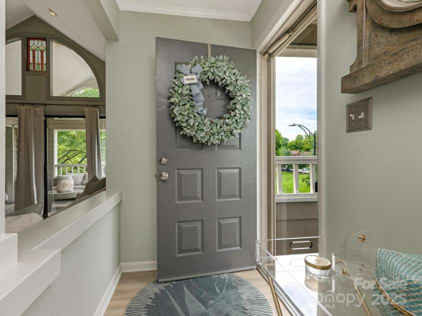 212 10th Street, Charlotte, NC 28202.  MLS# CAR4260172, YatesRealty ID 285. Foyer