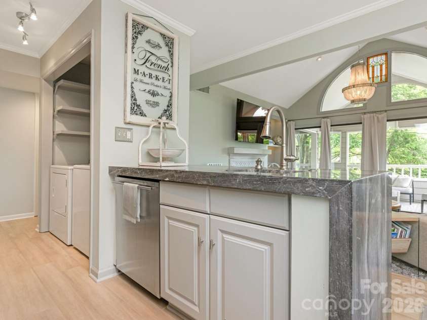 212 10th Street, Charlotte, NC 28202.  MLS# CAR4394129, YatesRealty ID 285. Kitchen with Cove dishwasher / laundry nook