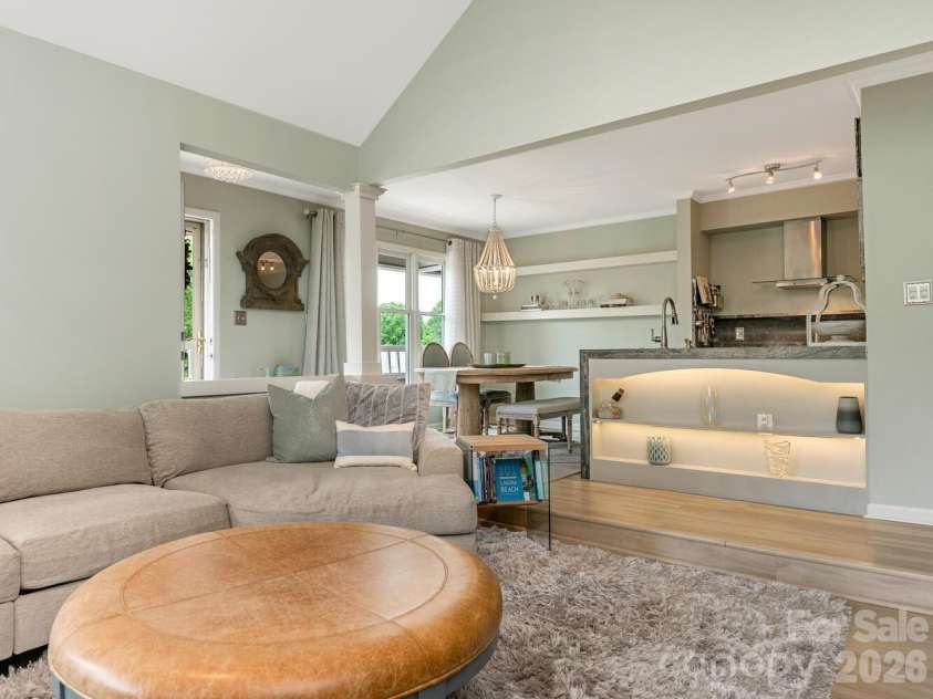 212 10th Street, Charlotte, NC 28202.  MLS# CAR4394129, YatesRealty ID 285. Living/ dining/ kitchen