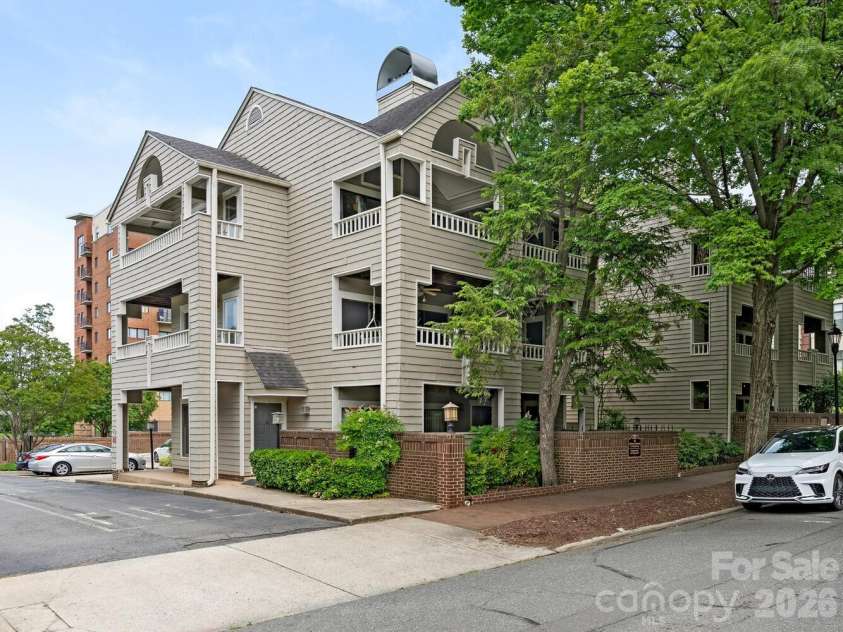 212 10th Street, Charlotte, NC 28202.  MLS# CAR4394129, YatesRealty ID 285. The best unit in the complex: corner penthouse with windows on 3 sides