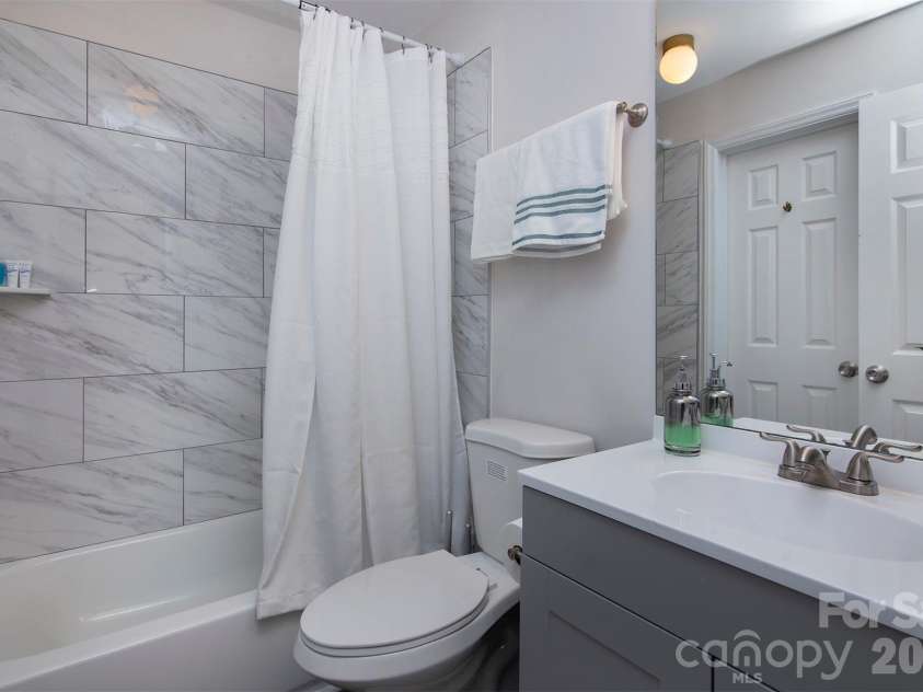 212 10th Street, Charlotte, NC 28202.  MLS# CAR4413530, YatesRealty ID 285. 
