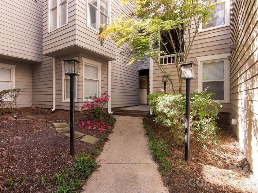 212 10th Street, Charlotte, NC 28202.  MLS# CAR4413530, YatesRealty ID 285. Entrance