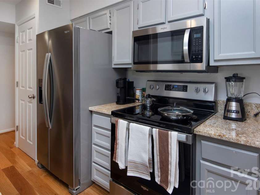 212 10th Street, Charlotte, NC 28202.  MLS# CAR4413530, YatesRealty ID 285. Kitchen