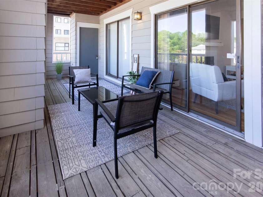 212 10th Street, Charlotte, NC 28202.  MLS# CAR4413530, YatesRealty ID 285. Nice Balcony