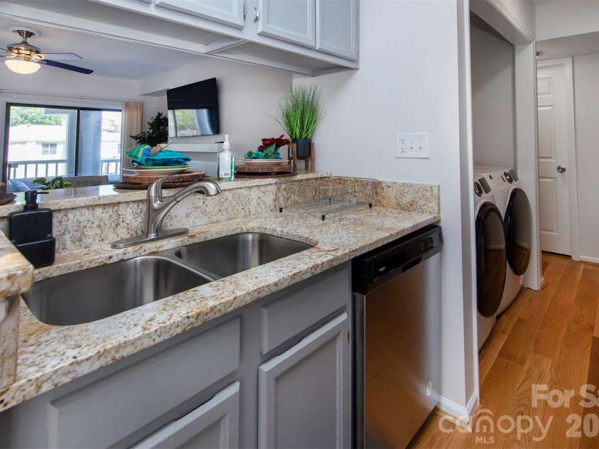 212 10th Street, Charlotte, NC 28202.  MLS# CAR4413530, YatesRealty ID 285. Updated Kitchen