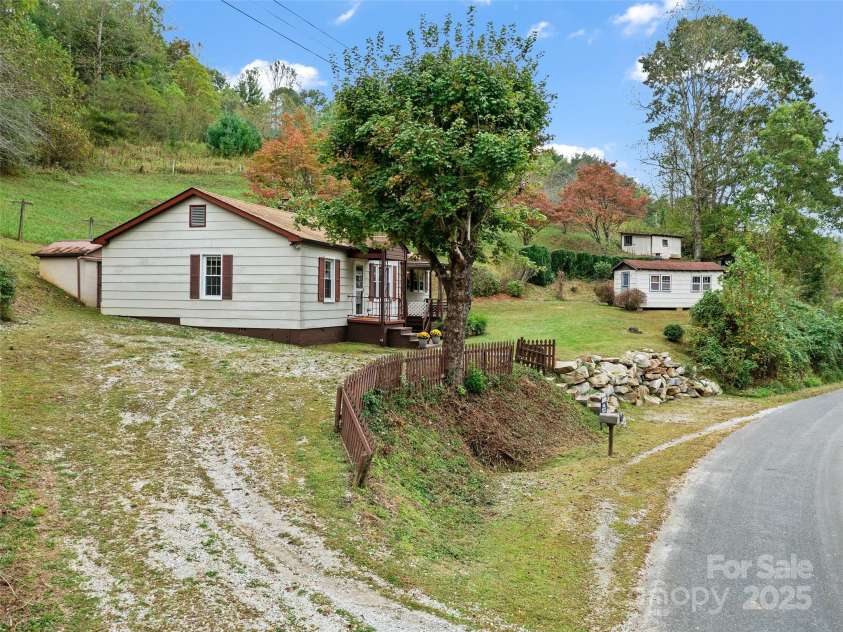 338 Sweet Creek Road, Bakersville, NC 28705.  MLS# CAR4310694, YatesRealty ID 285. 