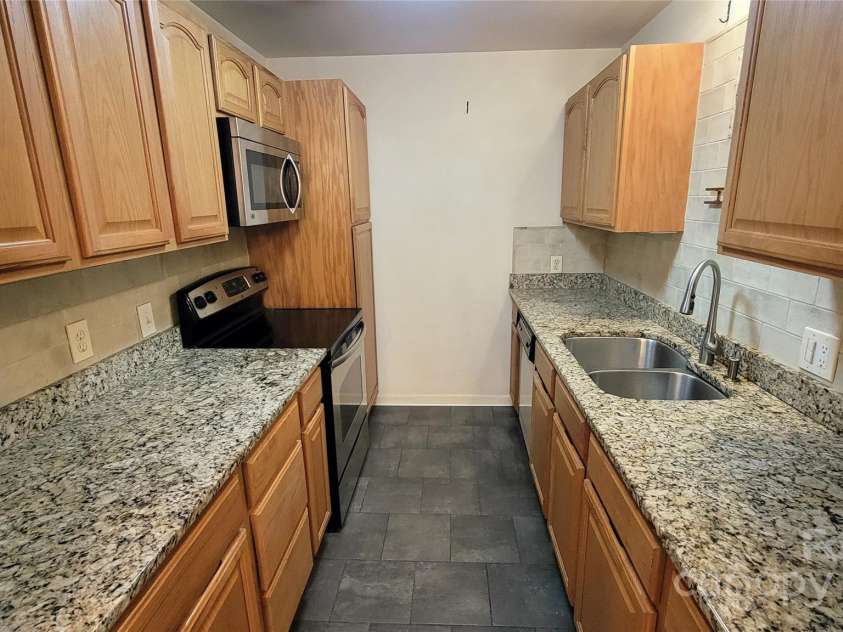 1323 Queens Road, Charlotte, NC 28207.  MLS# CAR4303890, YatesRealty ID 2850. 