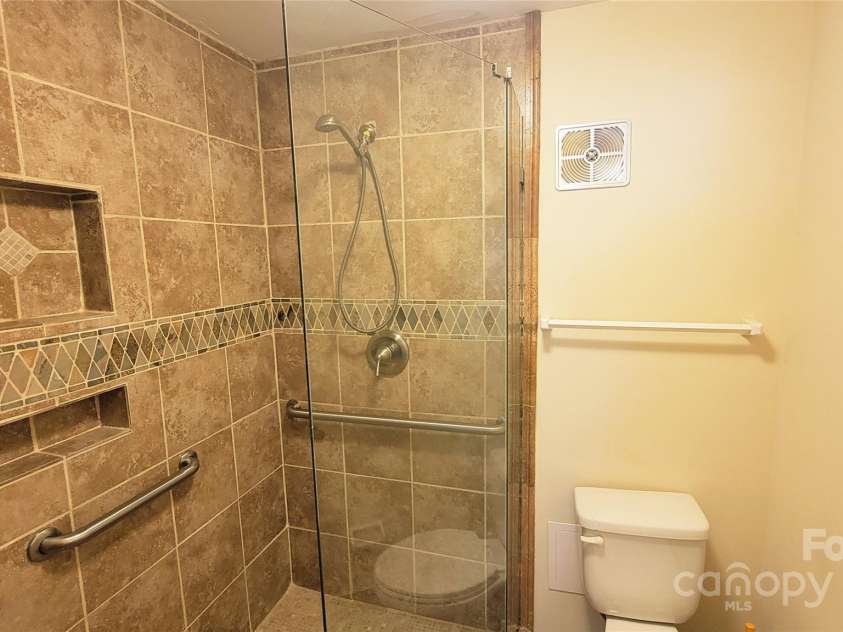 1323 Queens Road, Charlotte, NC 28207.  MLS# CAR4303890, YatesRealty ID 2850. 