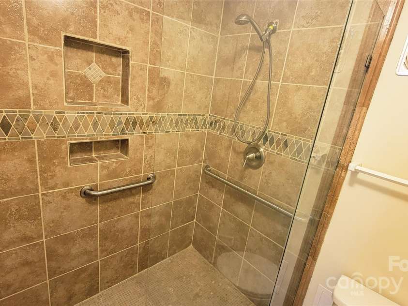 1323 Queens Road, Charlotte, NC 28207.  MLS# CAR4303890, YatesRealty ID 2850. 