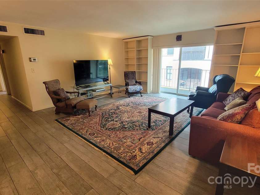 1323 Queens Road, Charlotte, NC 28207.  MLS# CAR4303890, YatesRealty ID 2850. 