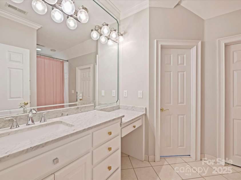 5522 Challis View Lane, Charlotte, NC 28226.  MLS# CAR4289525, YatesRealty ID 2850. Full Bath