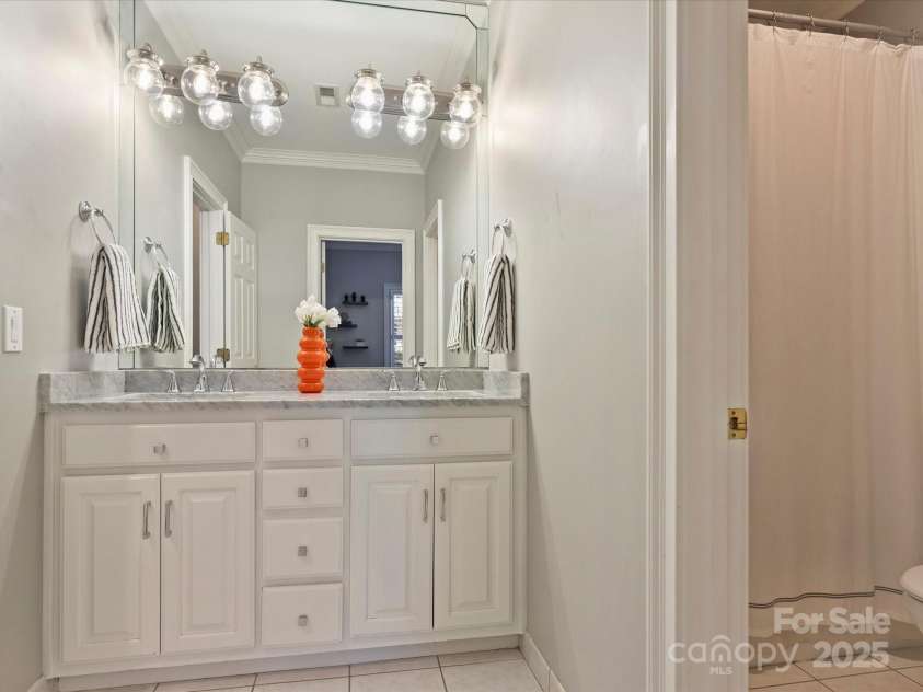 5522 Challis View Lane, Charlotte, NC 28226.  MLS# CAR4289525, YatesRealty ID 2850. Full Bath