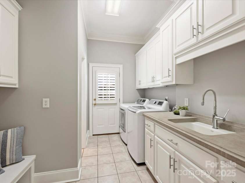 5522 Challis View Lane, Charlotte, NC 28226.  MLS# CAR4289525, YatesRealty ID 2850. Laundry / Half Bath