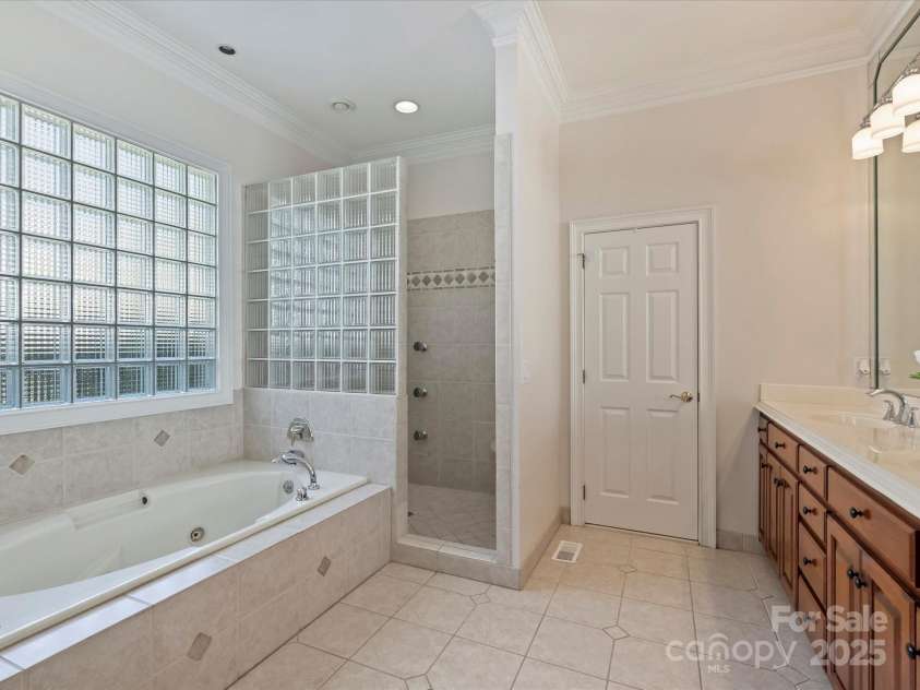 5522 Challis View Lane, Charlotte, NC 28226.  MLS# CAR4289525, YatesRealty ID 2850. Primary Bath