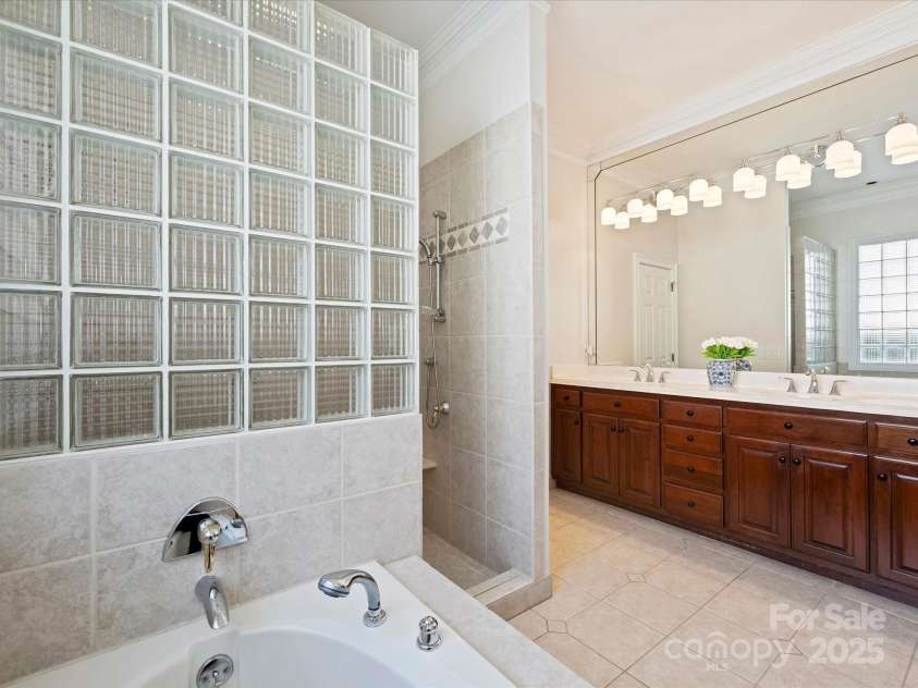 5522 Challis View Lane, Charlotte, NC 28226.  MLS# CAR4289525, YatesRealty ID 2850. Primary Bath