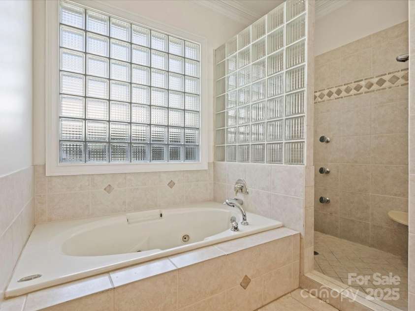 5522 Challis View Lane, Charlotte, NC 28226.  MLS# CAR4289525, YatesRealty ID 2850. Primary Bath