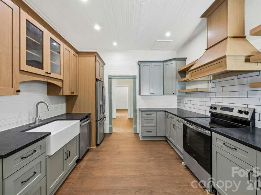 201 Maple Street, Shelby, NC 28150.  MLS# CAR4384170, YatesRealty ID 28500. 