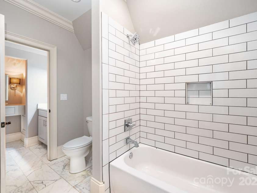15603 June Washam Road, Davidson, NC 28036.  MLS# CAR4273381, YatesRealty ID 28502. Jack and Jill Bath 2nd Level