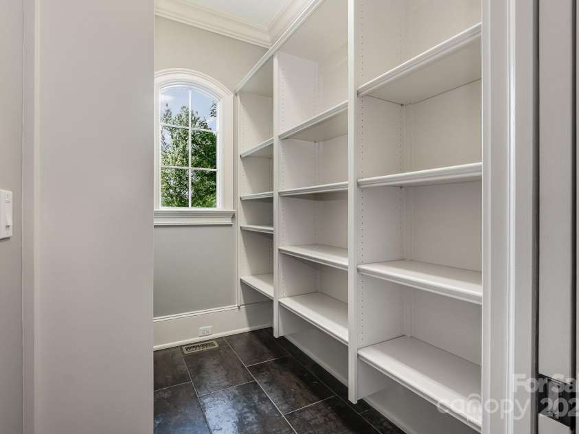 15603 June Washam Road, Davidson, NC 28036.  MLS# CAR4273381, YatesRealty ID 28502. Walk in Pantry