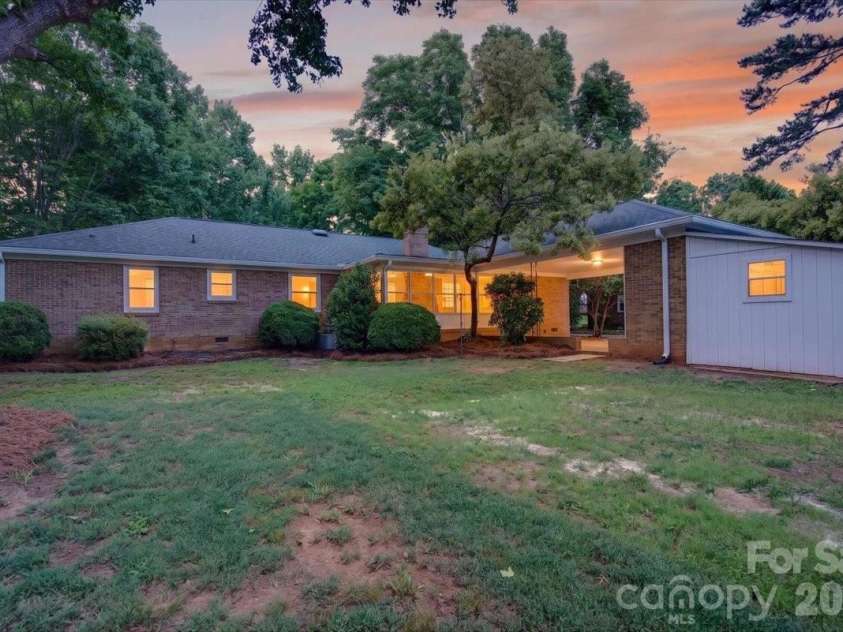 6221 Woodbridge Road, Charlotte, NC 28227.  MLS# CAR4384781, YatesRealty ID 28502. 