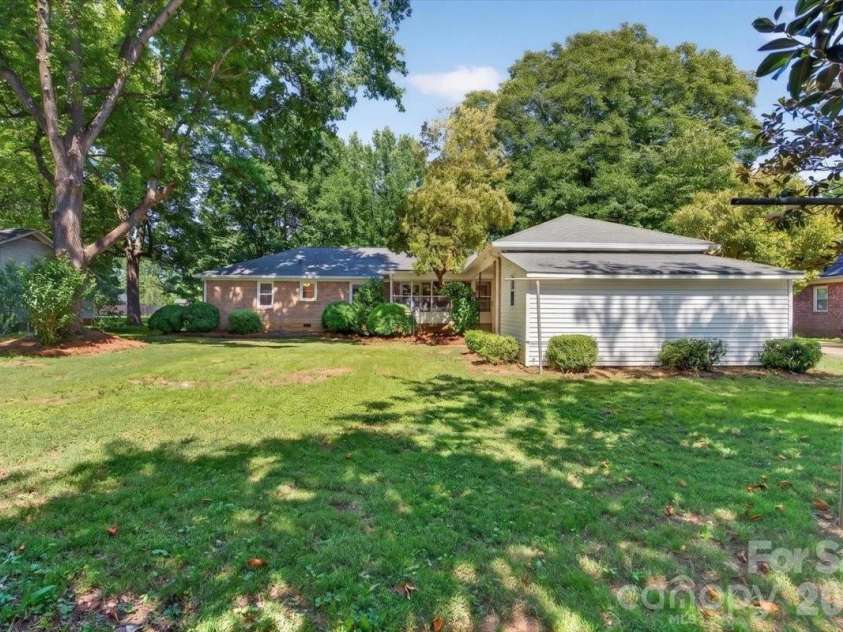 6221 Woodbridge Road, Charlotte, NC 28227.  MLS# CAR4384781, YatesRealty ID 28502. 