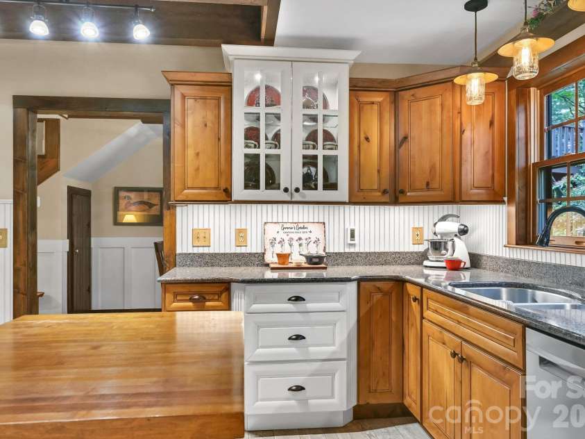 29 Shadow Brook Drive, Flat Rock, NC 28731.  MLS# CAR4386878, YatesRealty ID 28503. 
