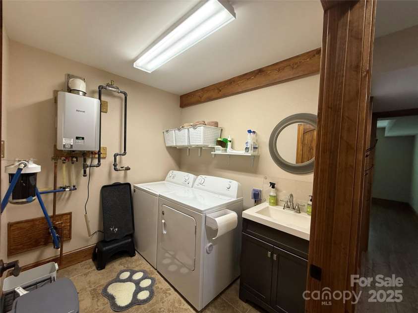 167 Rough Ridge Road, Sugar Mountain, NC 28604.  MLS# CAR4280706, YatesRealty ID 28505. Downstairs Laundry