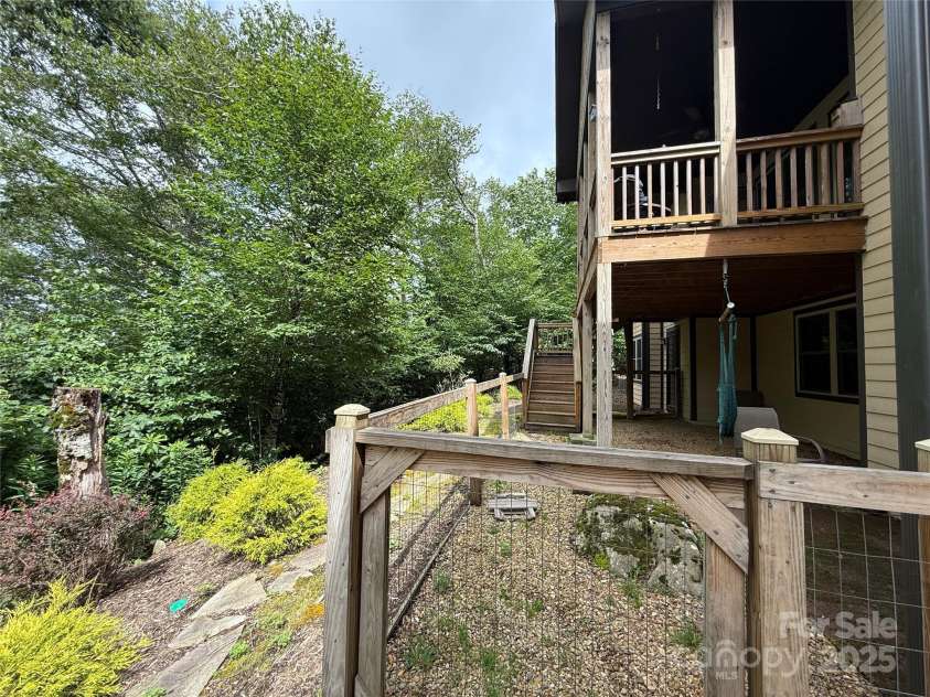 167 Rough Ridge Road, Sugar Mountain, NC 28604.  MLS# CAR4280706, YatesRealty ID 28505. Fenced in dog run