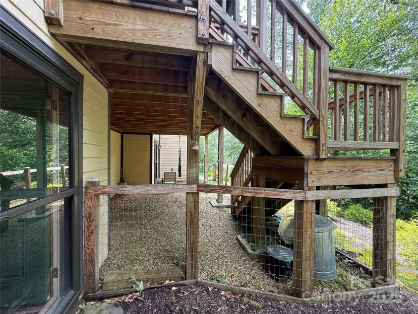 167 Rough Ridge Road, Sugar Mountain, NC 28604.  MLS# CAR4280706, YatesRealty ID 28505. Fenced in dog run