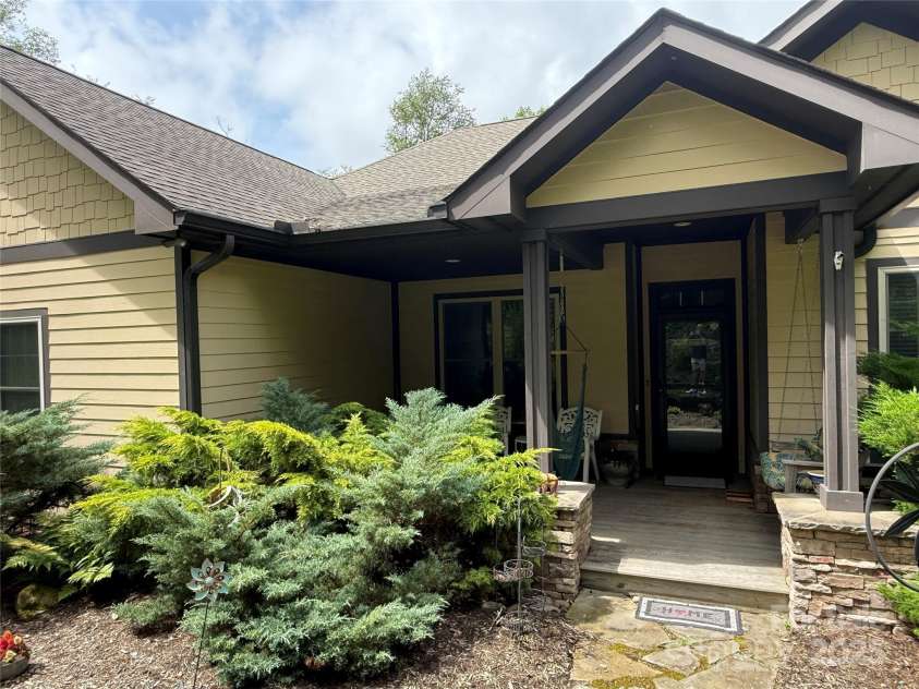 167 Rough Ridge Road, Sugar Mountain, NC 28604.  MLS# CAR4280706, YatesRealty ID 28505. Front porch