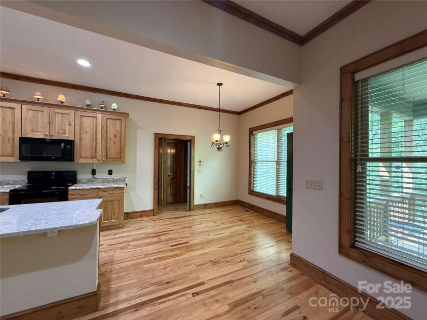 167 Rough Ridge Road, Sugar Mountain, NC 28604.  MLS# CAR4280706, YatesRealty ID 28505. Main Dining