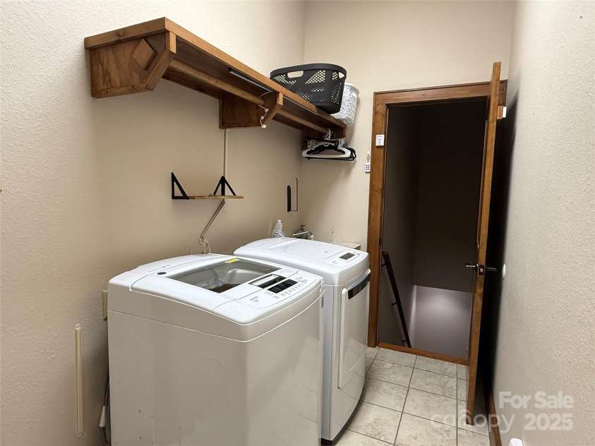 167 Rough Ridge Road, Sugar Mountain, NC 28604.  MLS# CAR4280706, YatesRealty ID 28505. Main Laundry