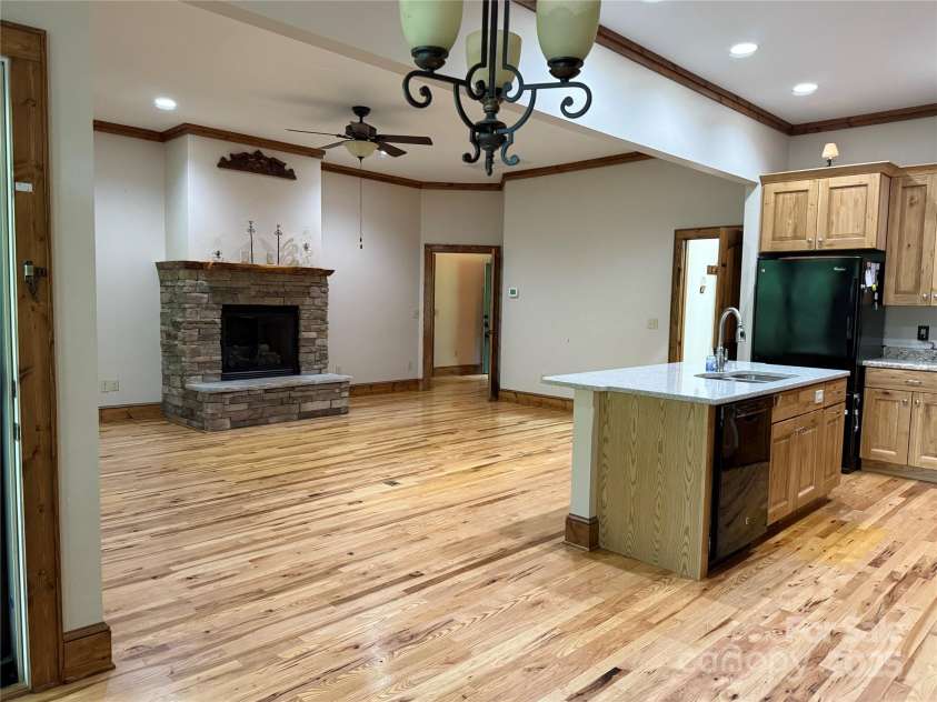 167 Rough Ridge Road, Sugar Mountain, NC 28604.  MLS# CAR4280706, YatesRealty ID 28505. Main Living