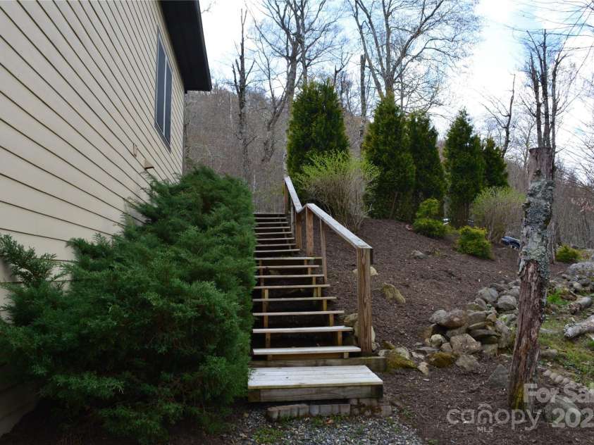 167 Rough Ridge Road, Sugar Mountain, NC 28604.  MLS# CAR4280706, YatesRealty ID 28505. Outside stairs