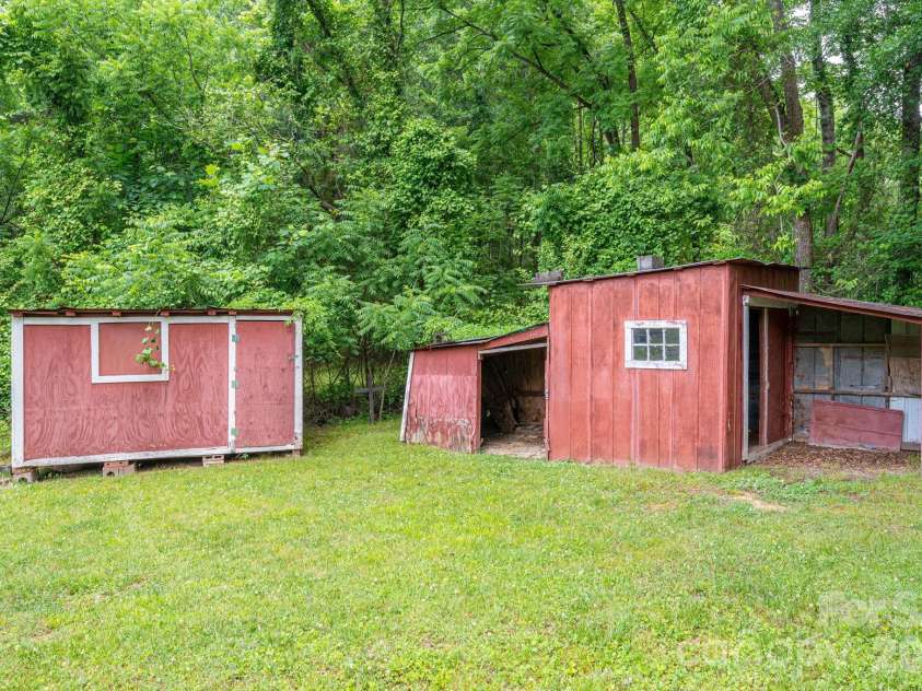 2002 Bill Lynch Road, Lincolnton, NC 28092.  MLS# CAR4384093, YatesRealty ID 28507. 
