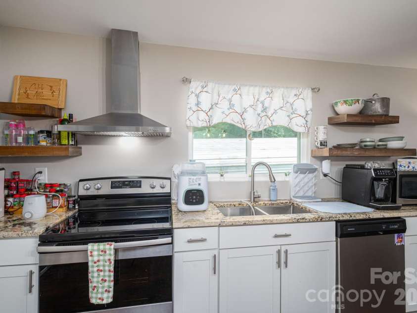 2002 Bill Lynch Road, Lincolnton, NC 28092.  MLS# CAR4384093, YatesRealty ID 28507. Kitchen