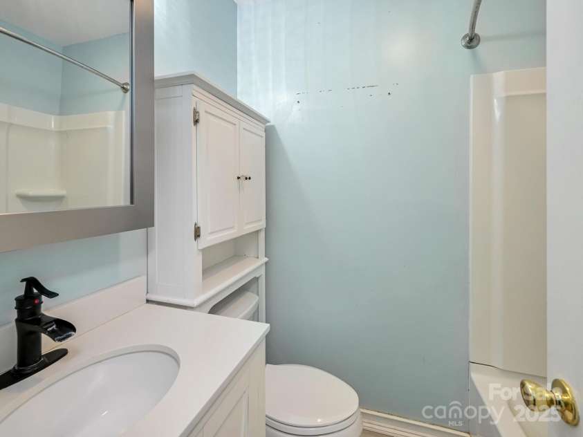 14 Spring Lake Drive, Fletcher, NC 28732.  MLS# CAR4325037, YatesRealty ID 28509. Hall Full Bath