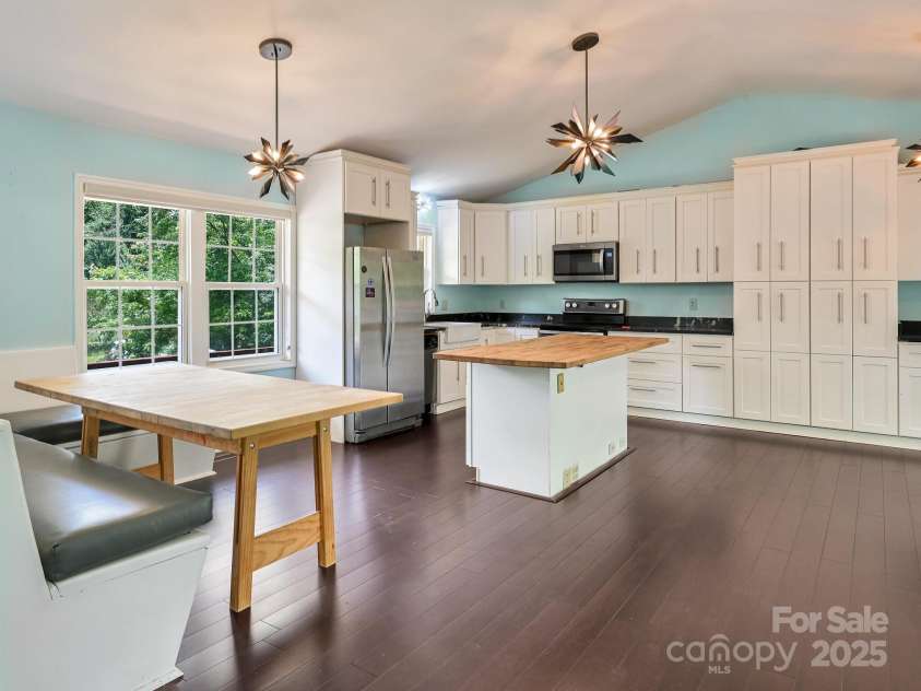 14 Spring Lake Drive, Fletcher, NC 28732.  MLS# CAR4325037, YatesRealty ID 28509. Or eat at the built in banquet