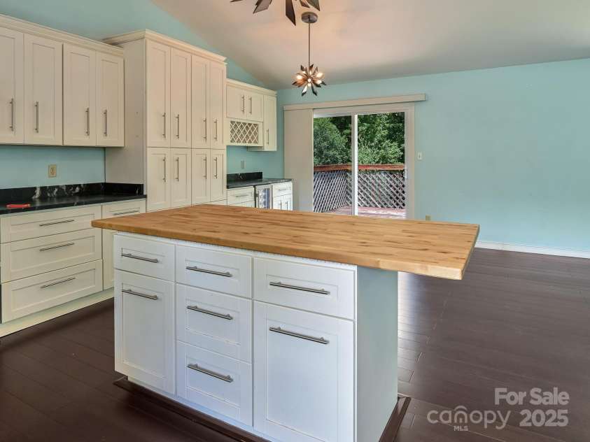 14 Spring Lake Drive, Fletcher, NC 28732.  MLS# CAR4325037, YatesRealty ID 28509. Pull up to the breakfast bar