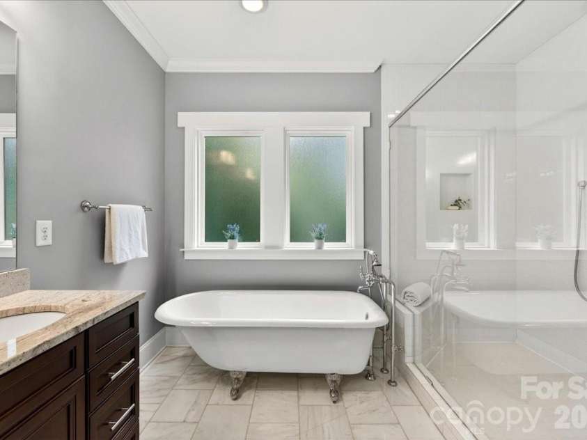 1624 Brook Road, Charlotte, NC 28205.  MLS# CAR4377757, YatesRealty ID 28509. Soaking tub