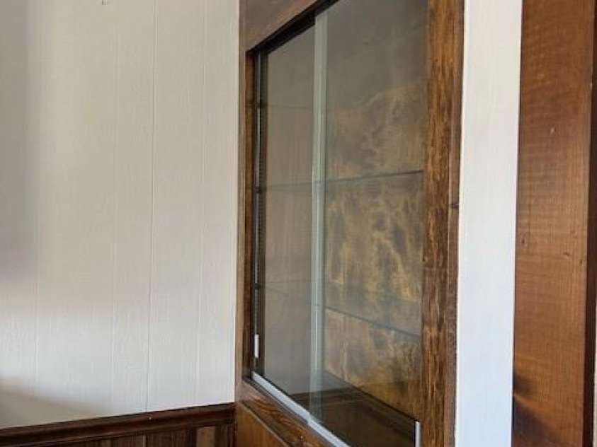 828 Piedmont Avenue, Kings Mountain, NC 28086.  MLS# CAR4320641, YatesRealty ID 2851. ENCLOSED DISPLAY CABINET